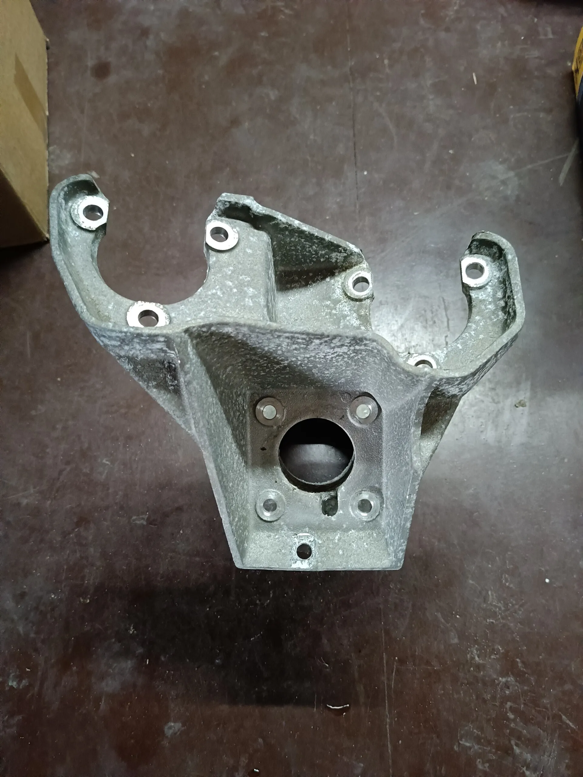 6684311340 держатель тормозного цилиндра