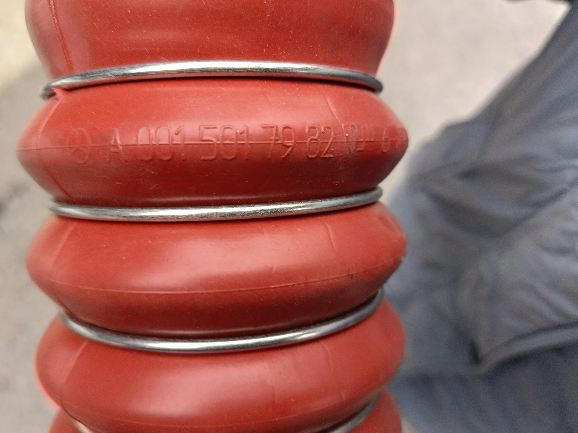 0015017982  Патрубок интеркулера Мерседес-Бенц Атего